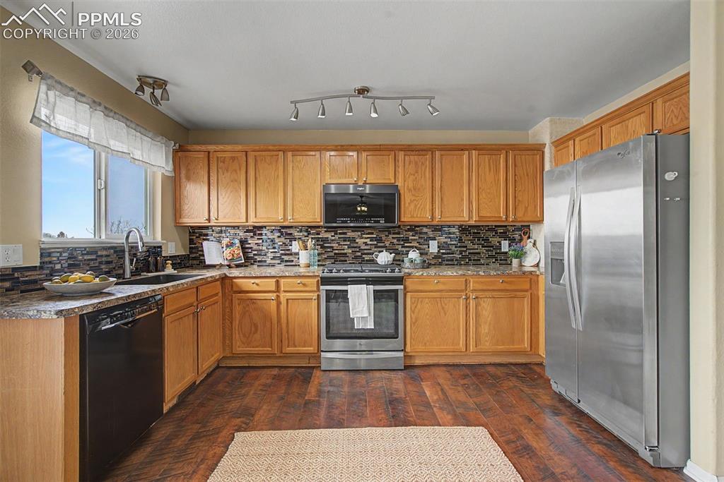 Image 13 of 49: Kitchen