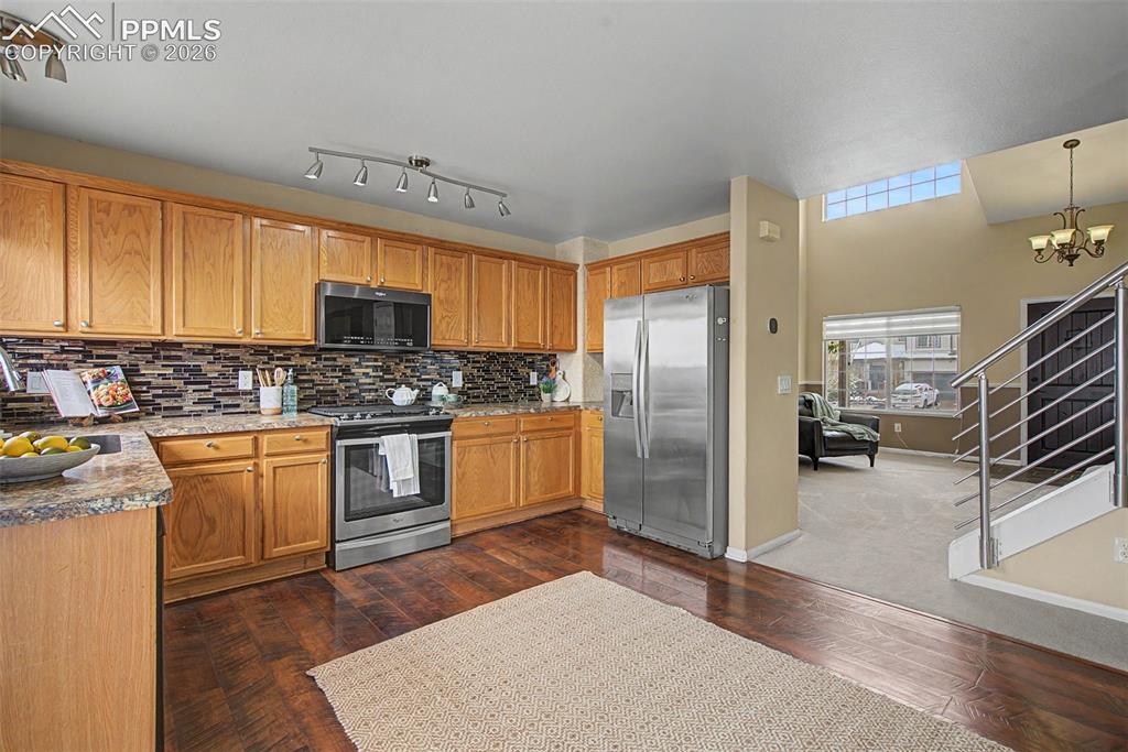Image 14 of 49: Kitchen