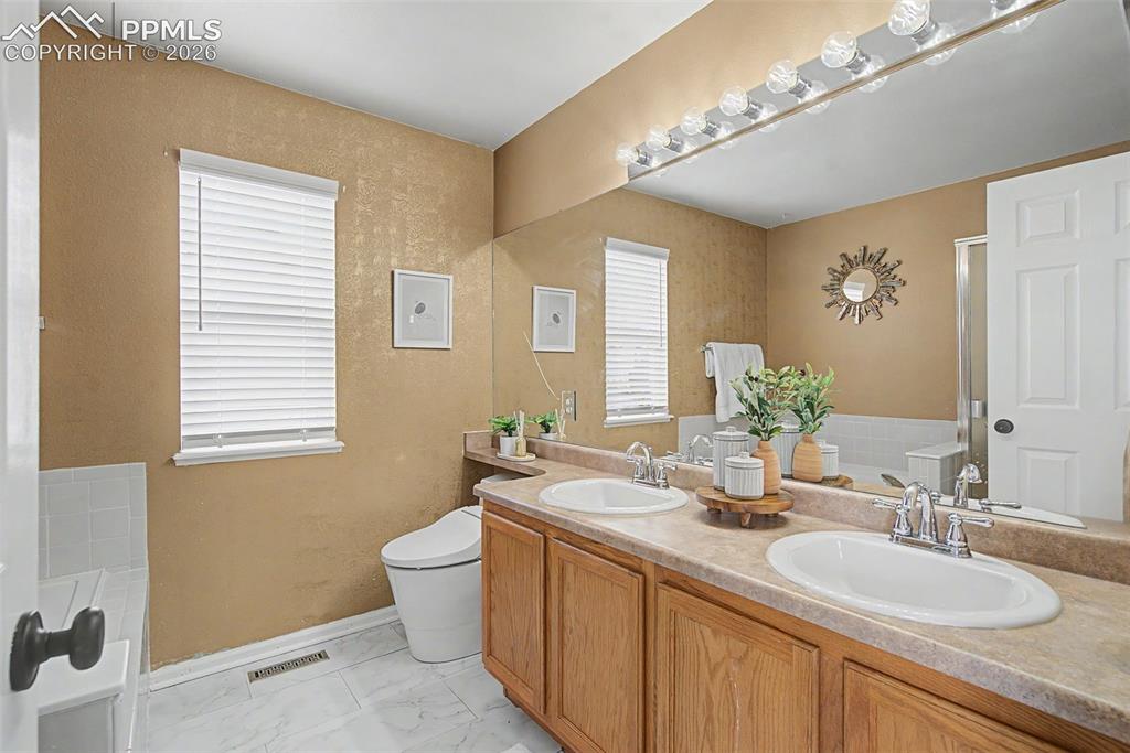 Image 26 of 49: Bathroom