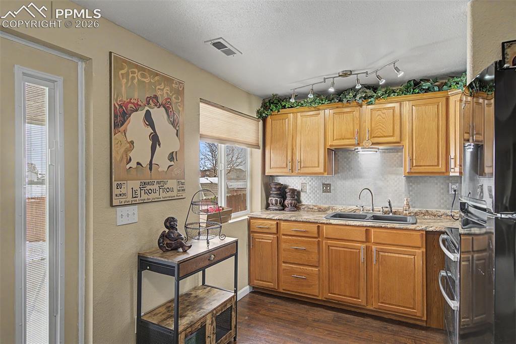 Image 32 of 49: Kitchen