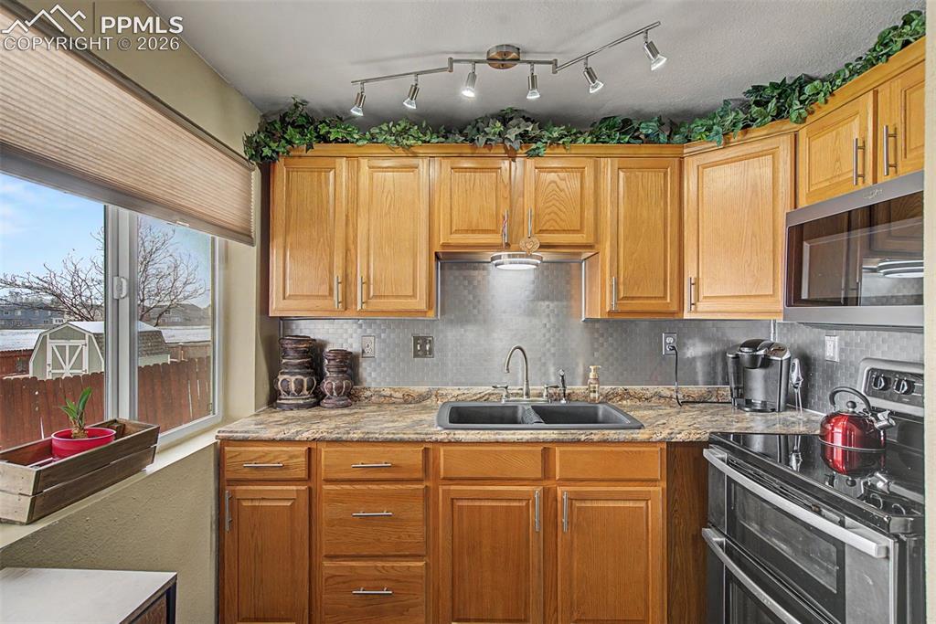 Image 33 of 49: Kitchen