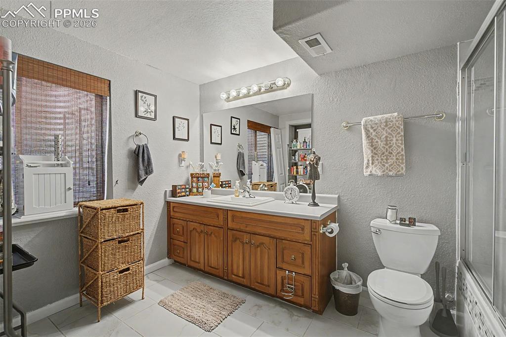 Image 38 of 49: Bathroom