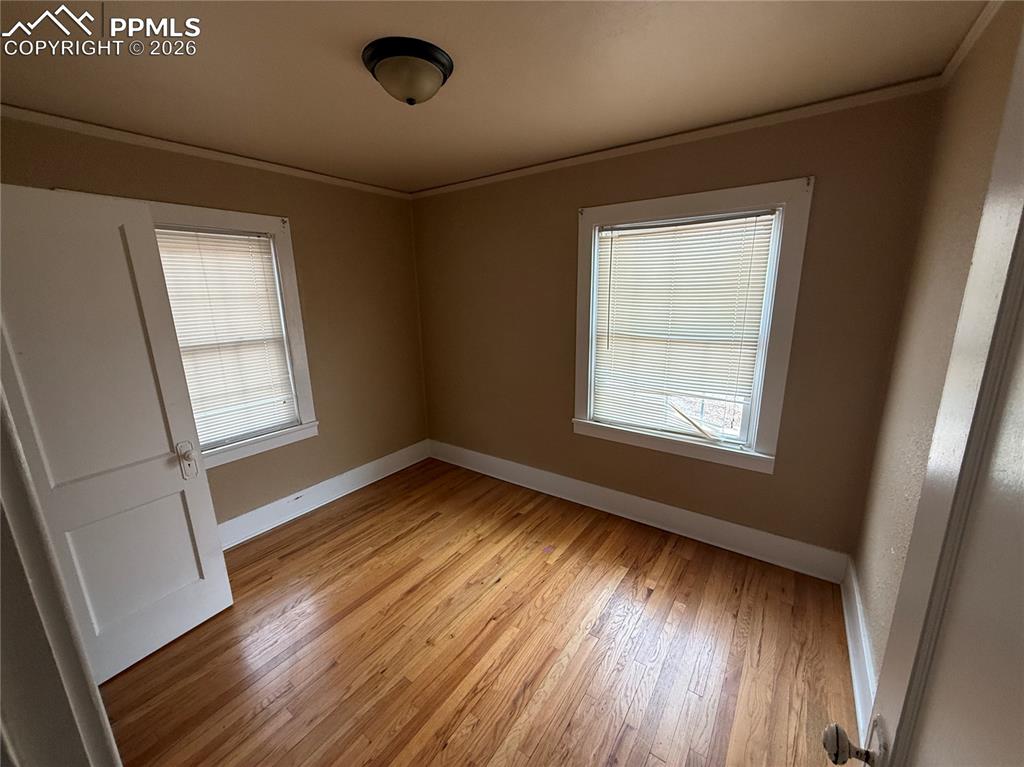 Image 11 of 15: Bedroom