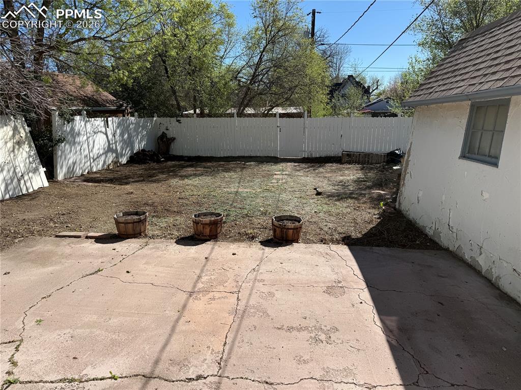 Image 17 of 18: Yard