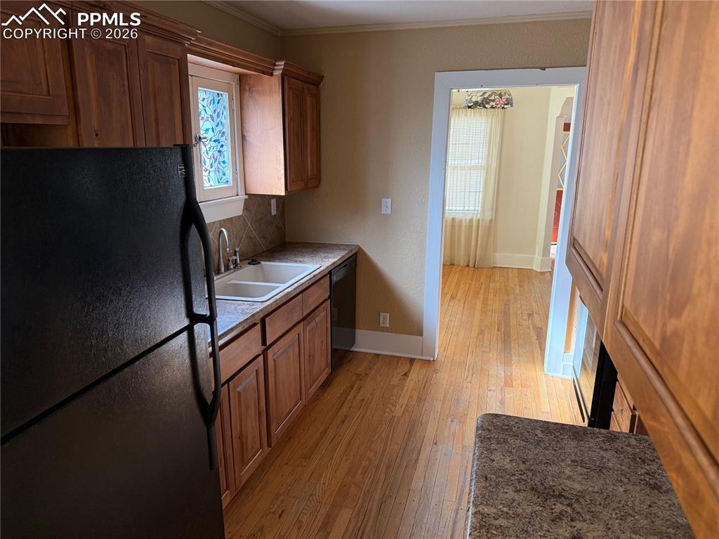 Image 4 of 15: Kitchen