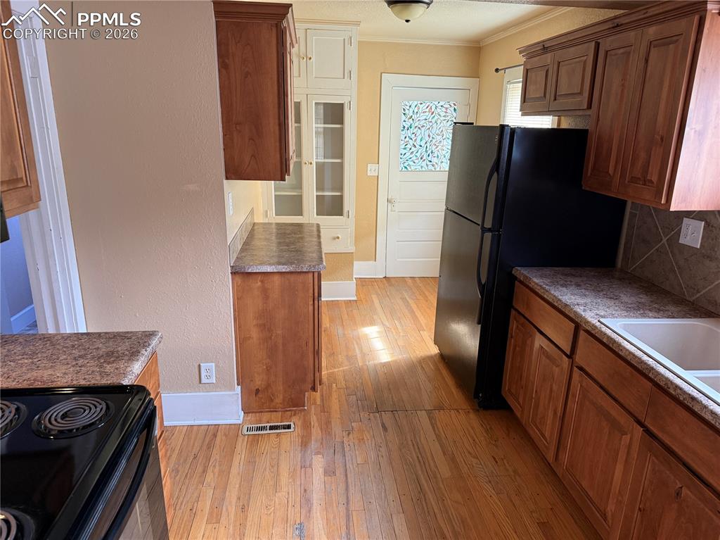 Image 5 of 15: Kitchen