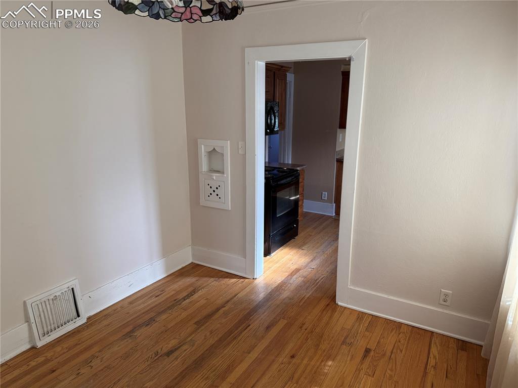 Image 7 of 15: Dining Room