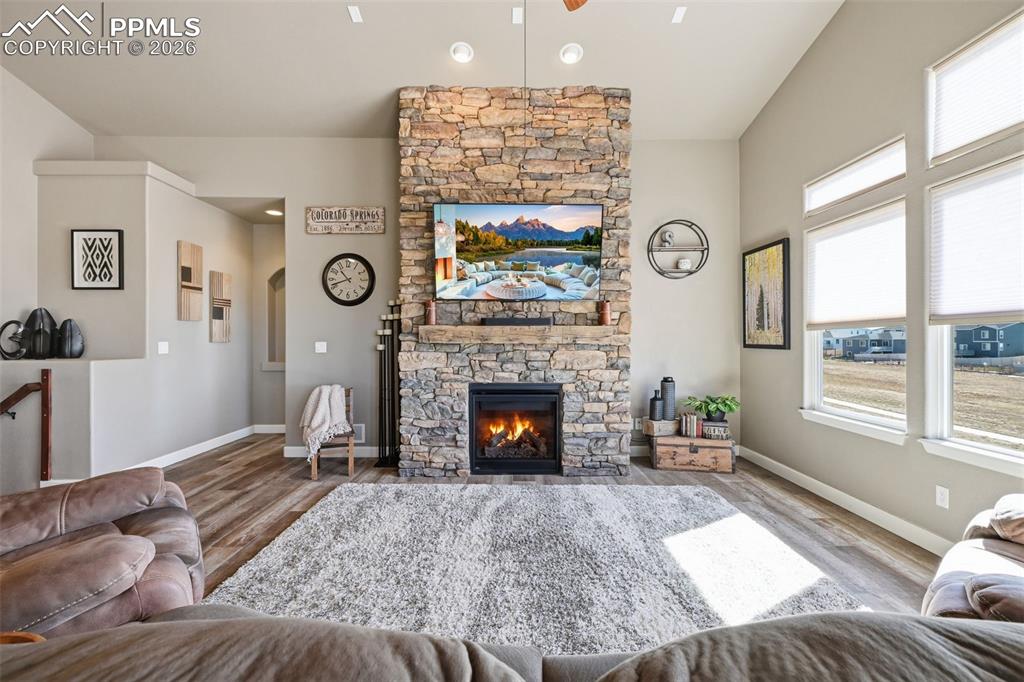 Image 2 of 31: Living Room