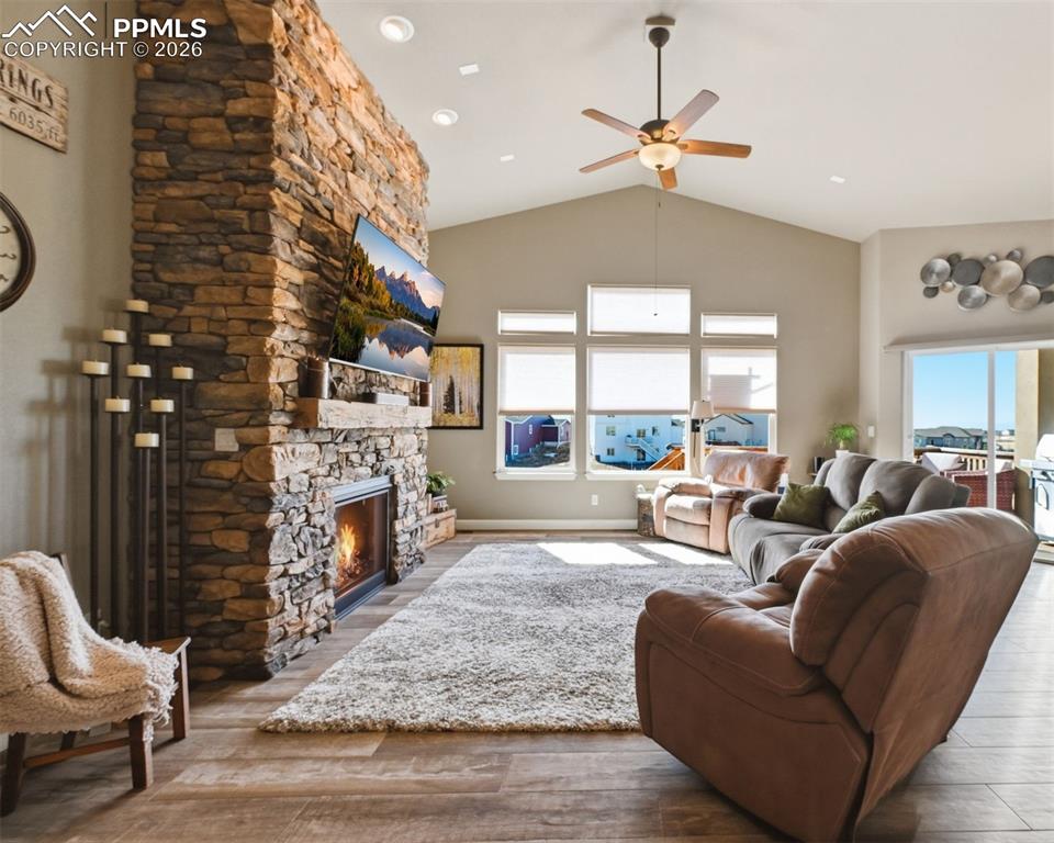 Image 3 of 31: Living Room