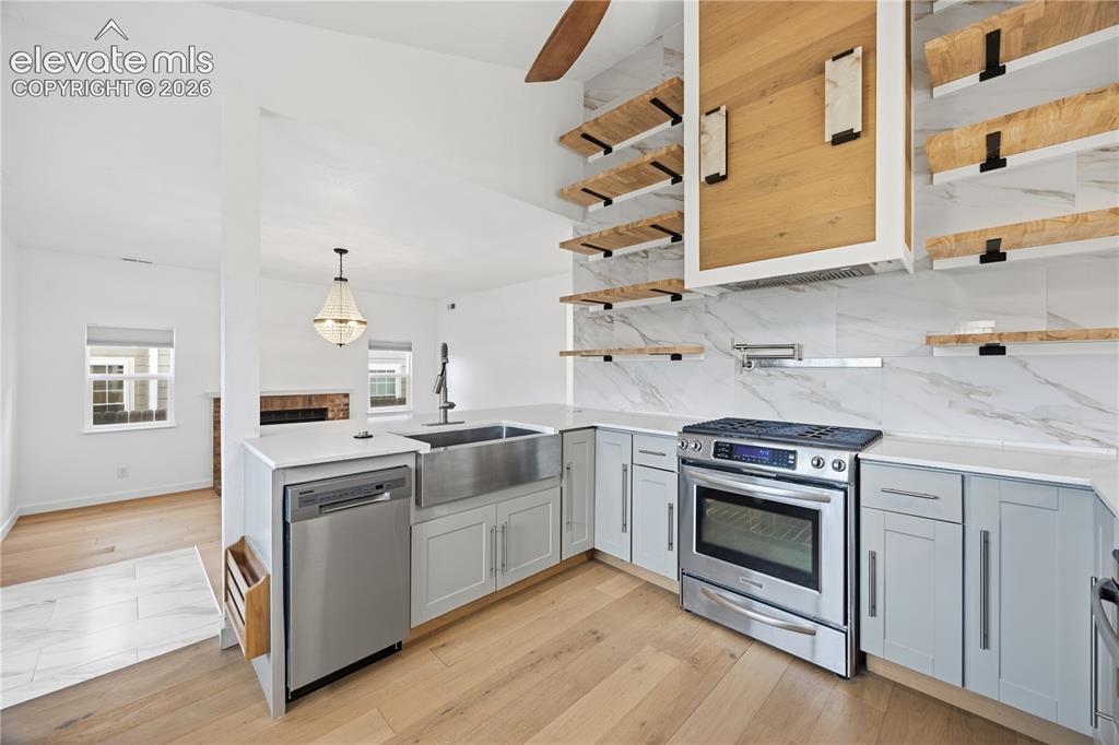Image 14 of 43: Kitchen