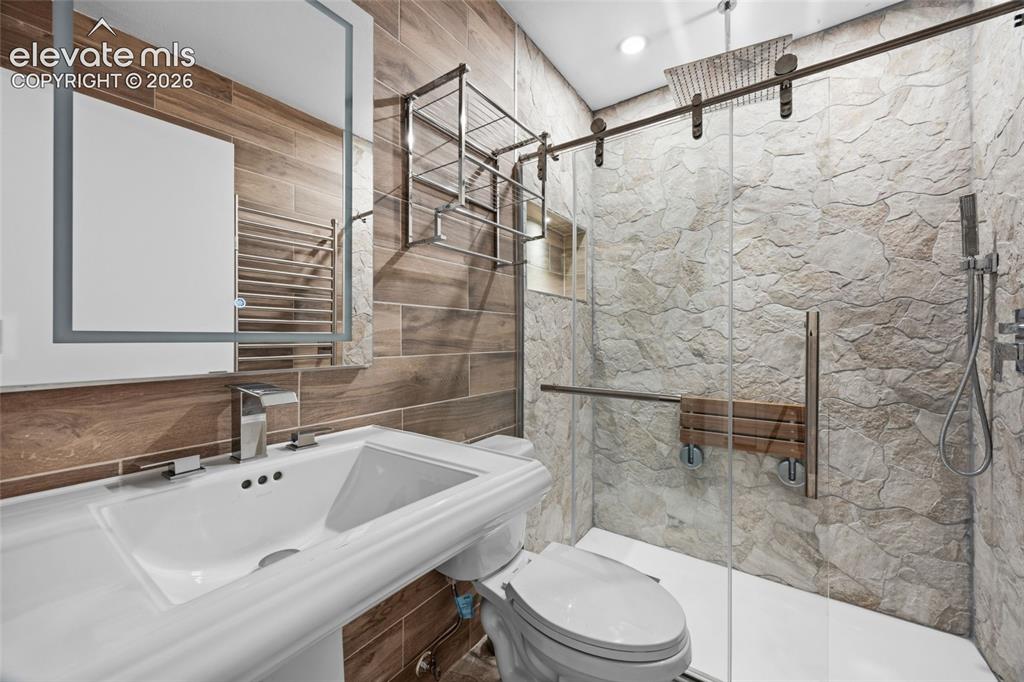 Image 33 of 43: Bathroom