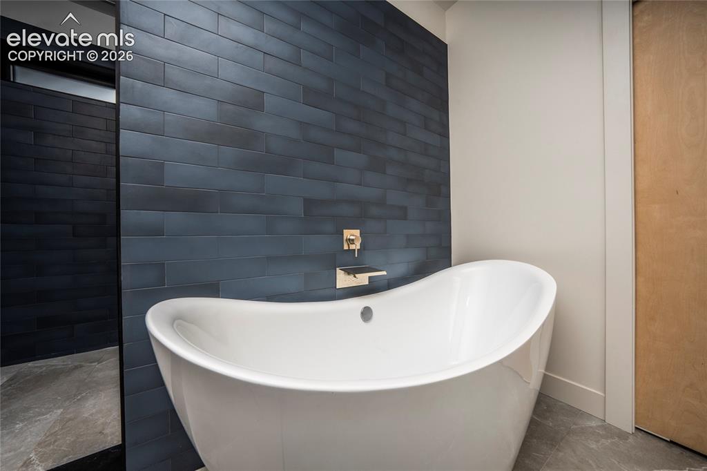 Image 17 of 49: Primary En Suite