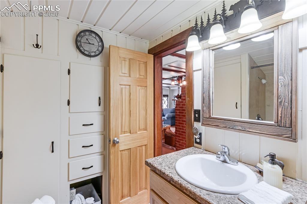 Image 16 of 42: Bathroom