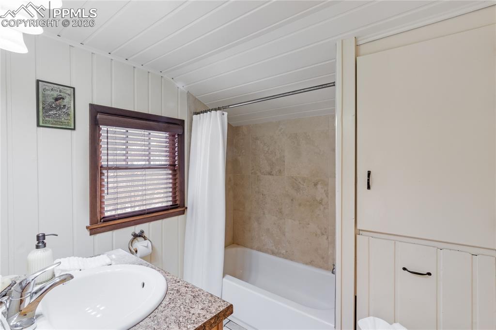 Image 17 of 42: Bathroom