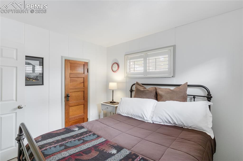 Image 25 of 42: Bedroom