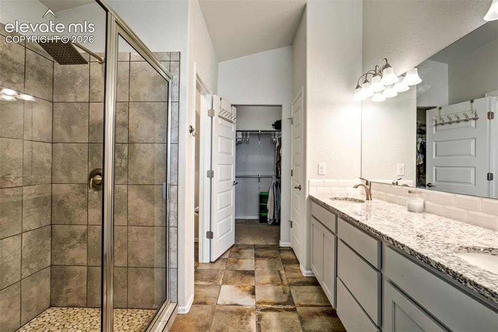 Image 16 of 50: Bathroom
