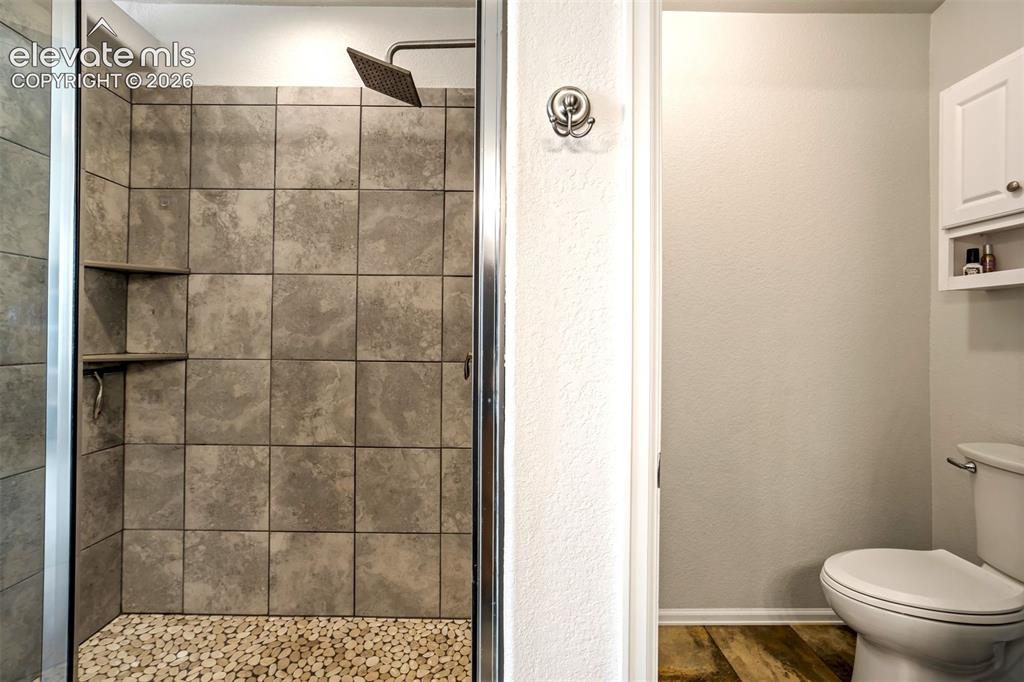 Image 18 of 50: Bathroom