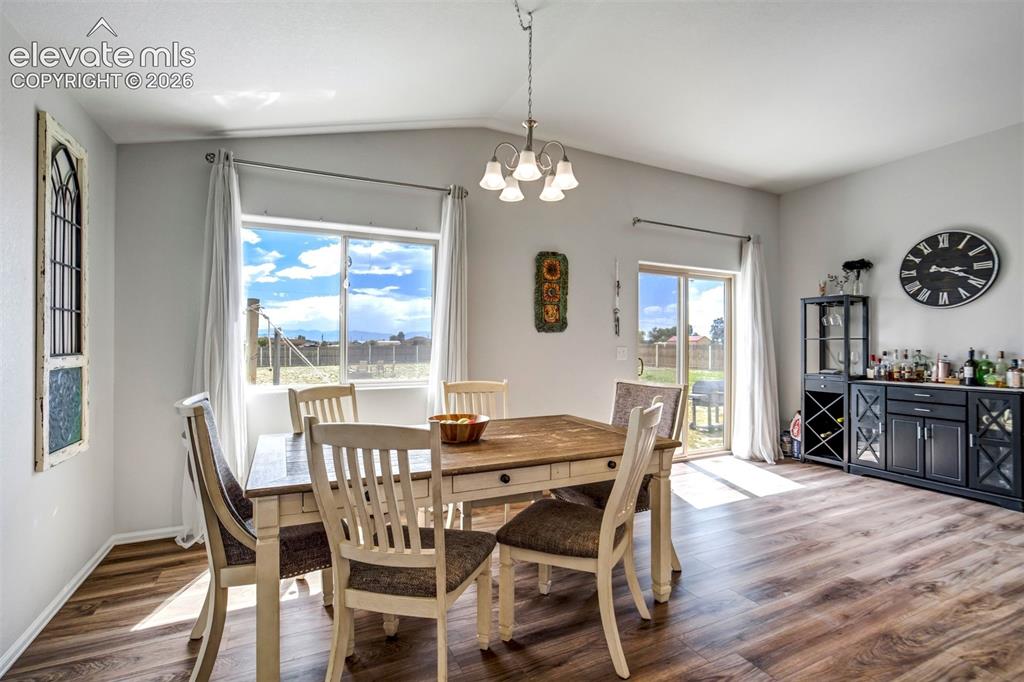Image 8 of 50: Dining Area