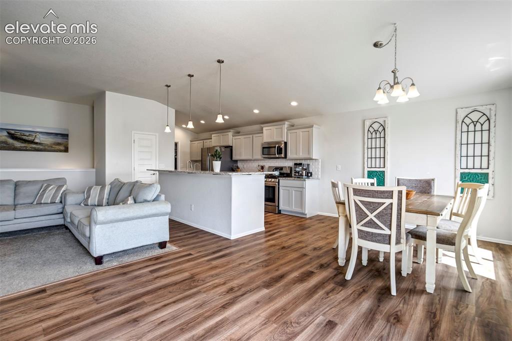 Image 9 of 50: Dining Area