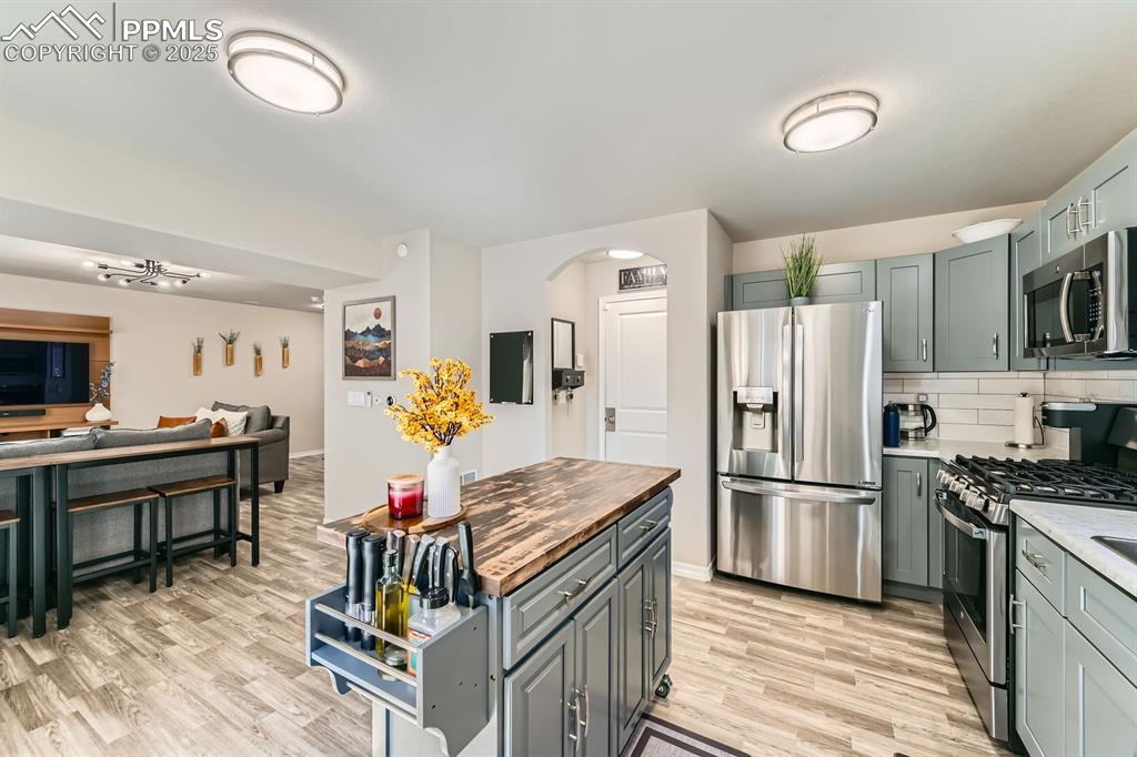 Image 10 of 27: Kitchen