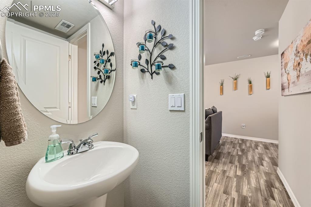 Image 11 of 27: Bathroom