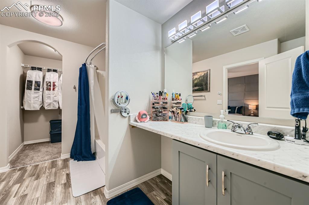 Image 15 of 27: Bathroom