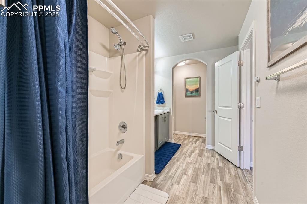 Image 16 of 27: Bathroom