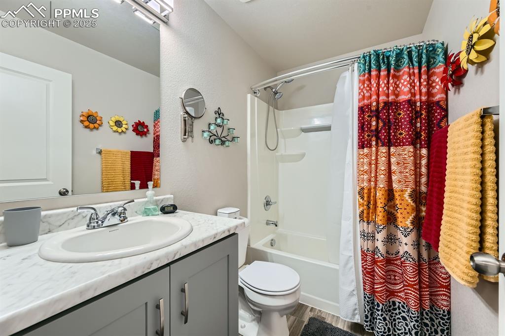 Image 20 of 27: Bathroom