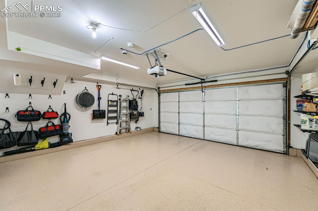 Image 24 of 27: Garage