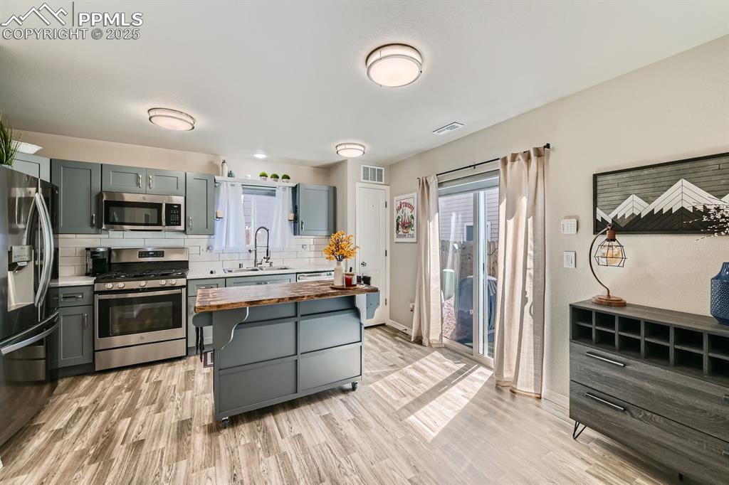 Image 8 of 27: Kitchen