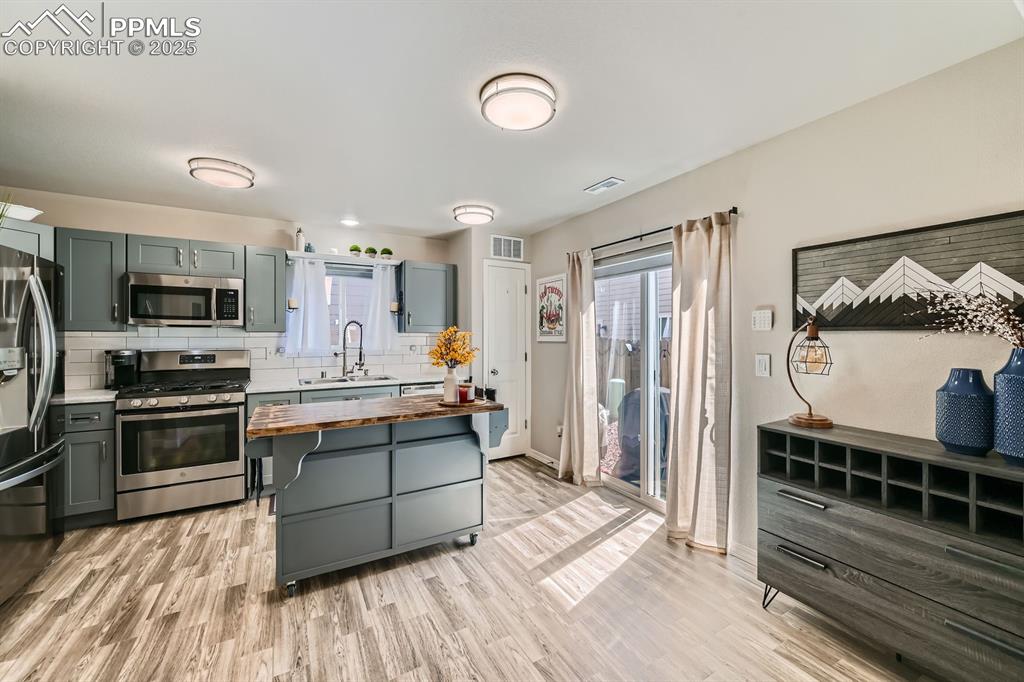 Image 9 of 27: Kitchen
