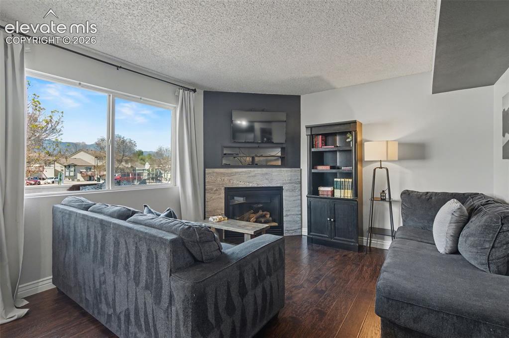 Image 8 of 31: Living Room