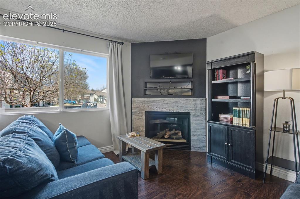 Image 9 of 31: Living Room