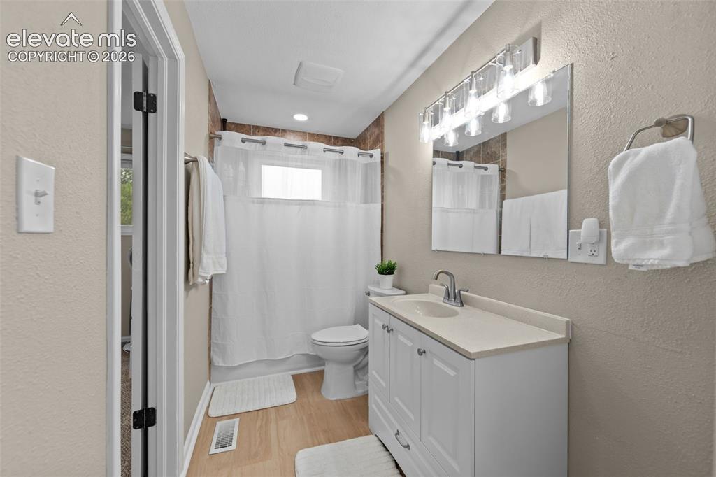 Image 13 of 30: Bathroom