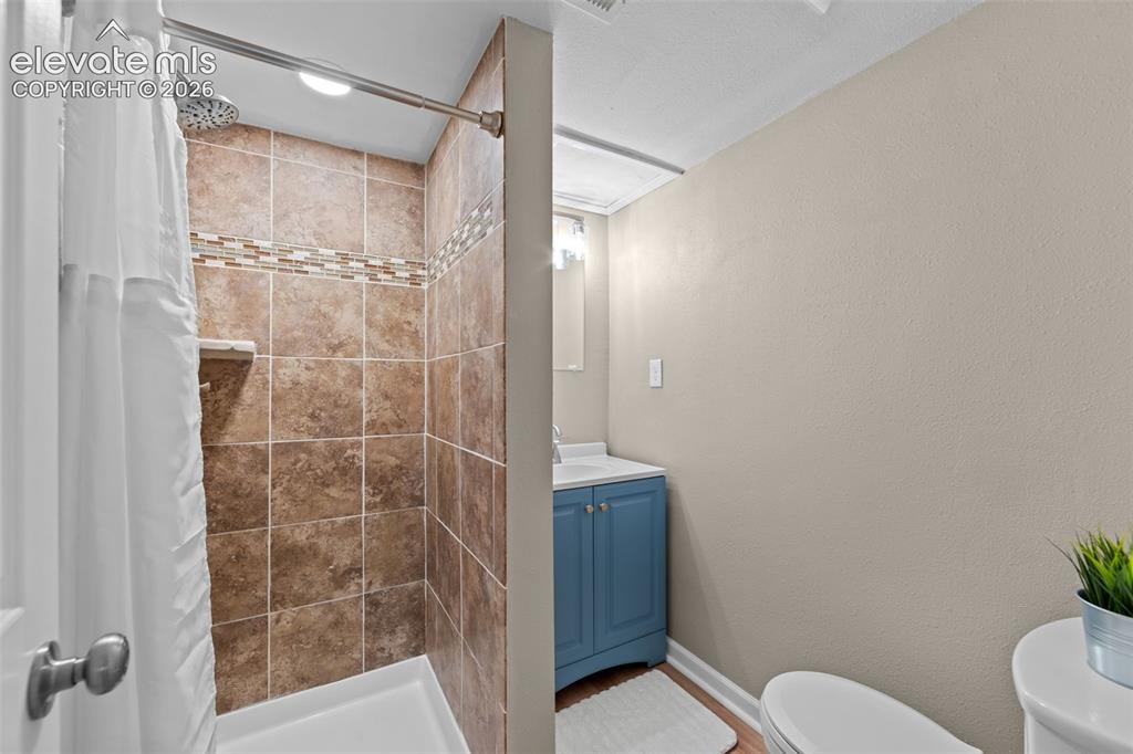 Image 19 of 30: Bathroom