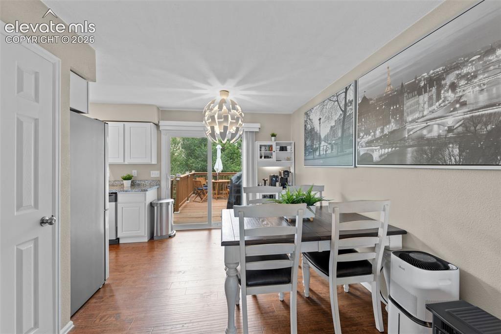 Image 6 of 30: Dining Area