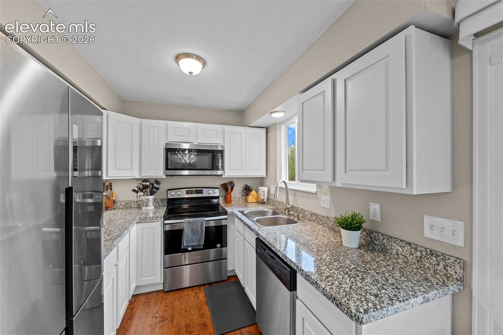 Image 7 of 30: Kitchen