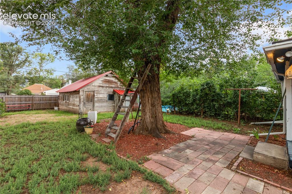 Image 34 of 41: Yard