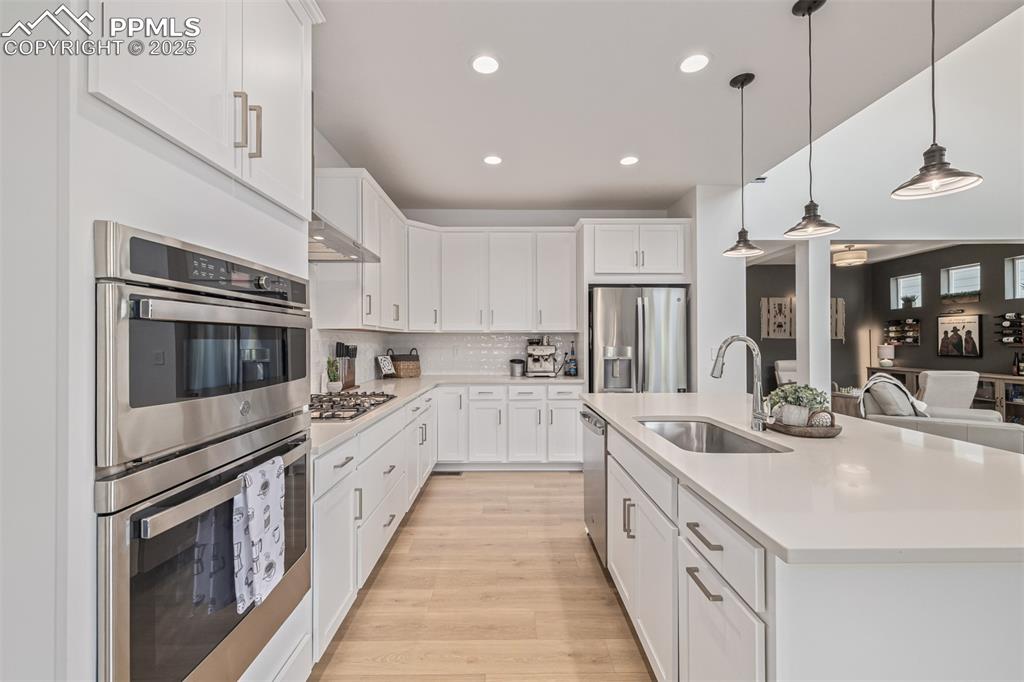 Image 16 of 50: Kitchen