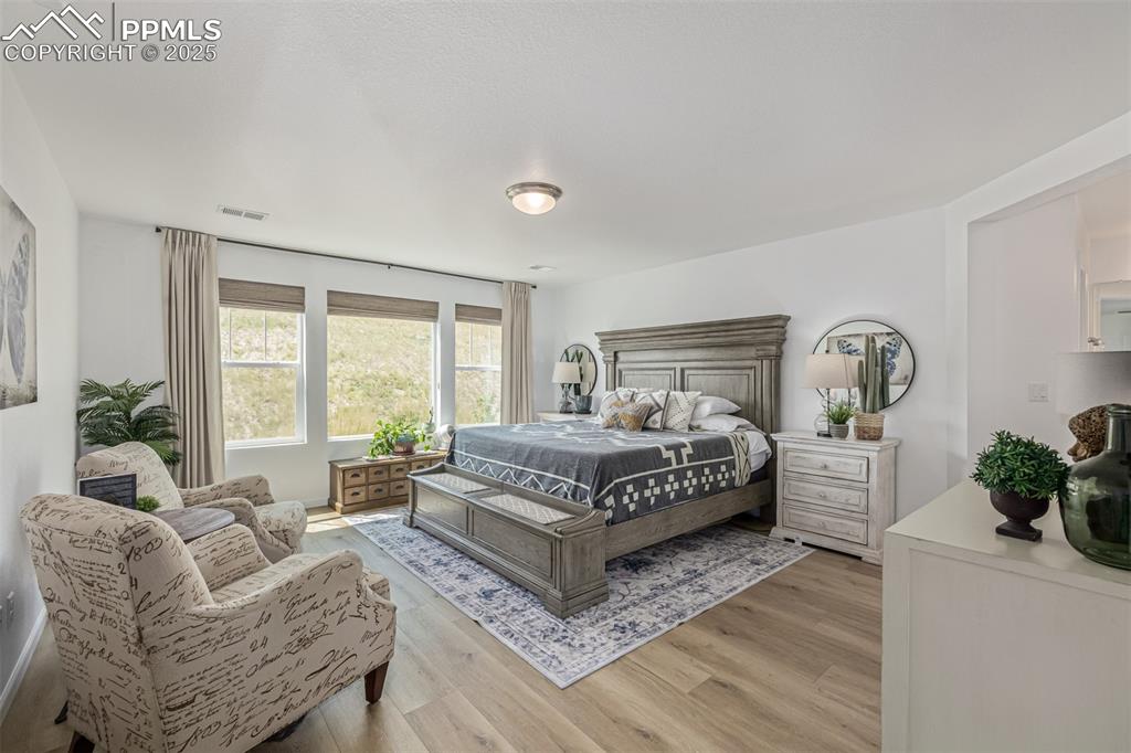 Image 22 of 50: Bedroom