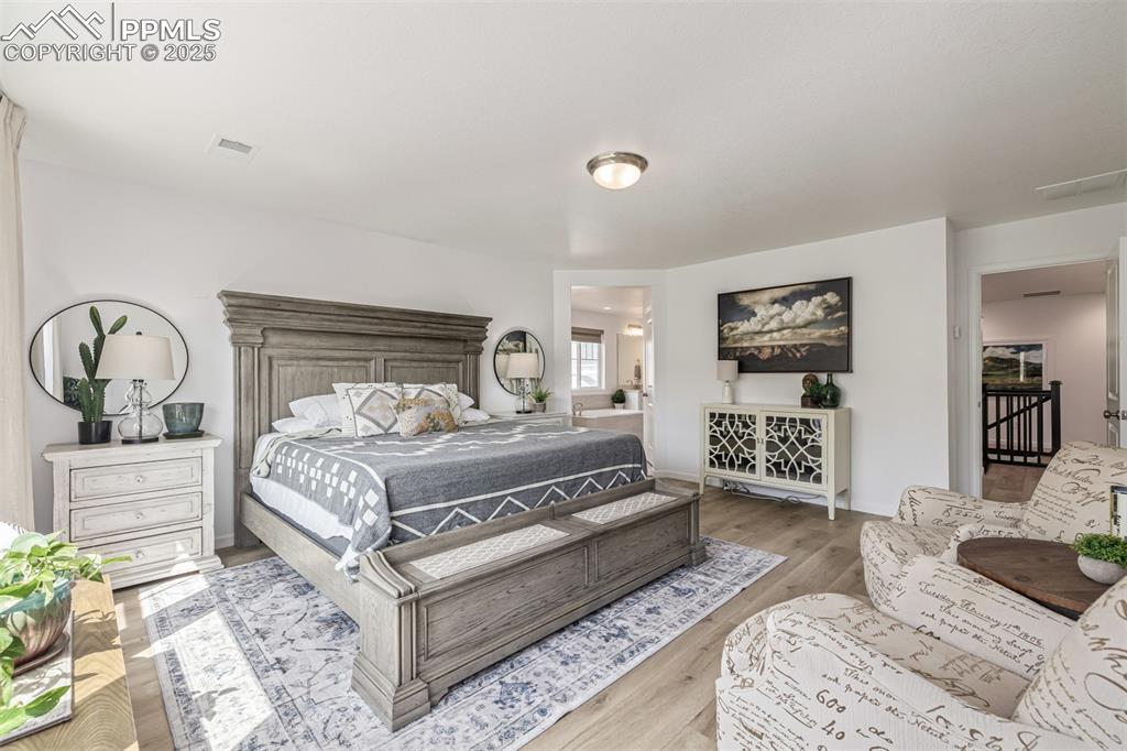 Image 23 of 50: Bedroom