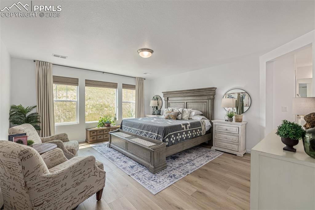 Image 24 of 50: Bedroom