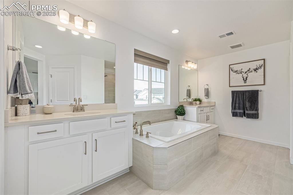 Image 25 of 50: Bathroom