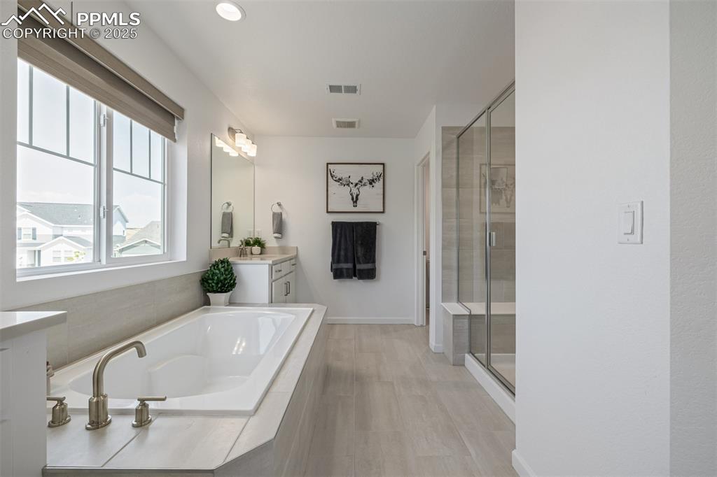 Image 26 of 50: Bathroom