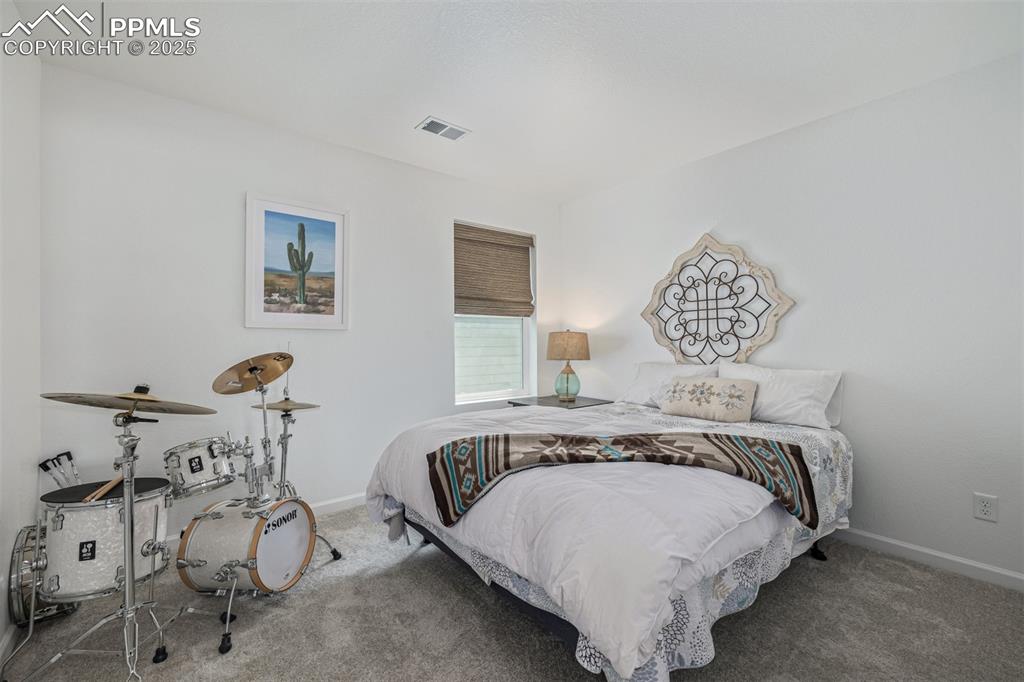 Image 27 of 50: Bedroom