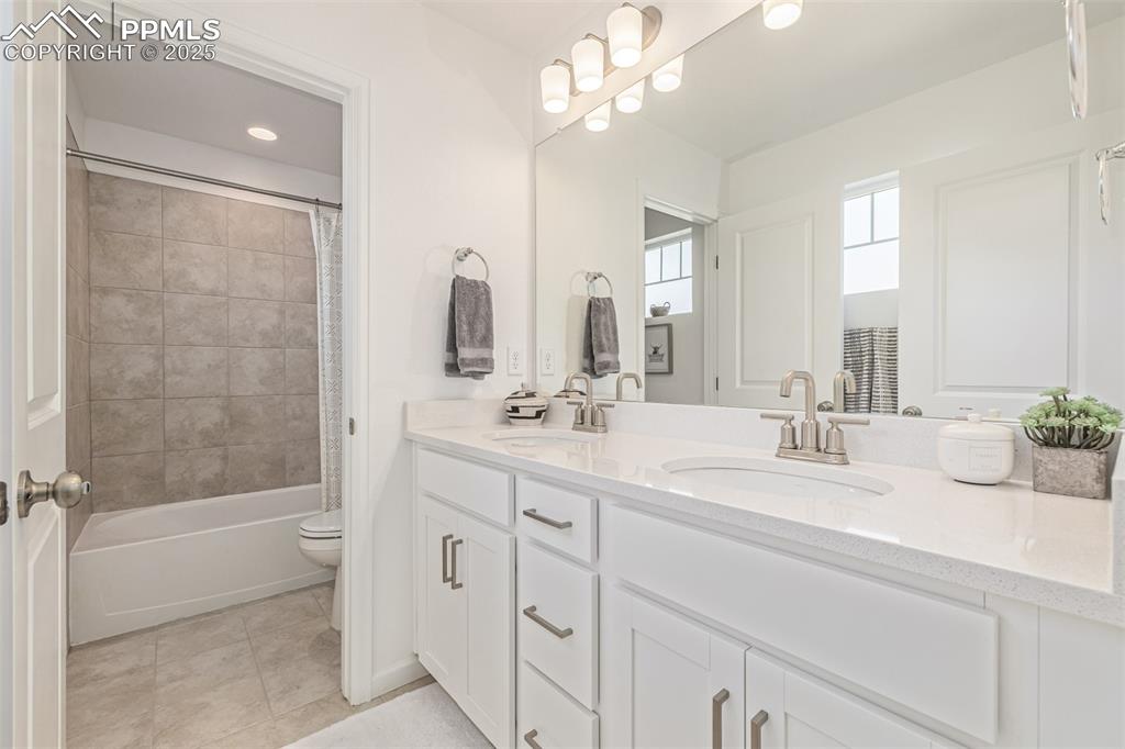 Image 28 of 50: Bathroom