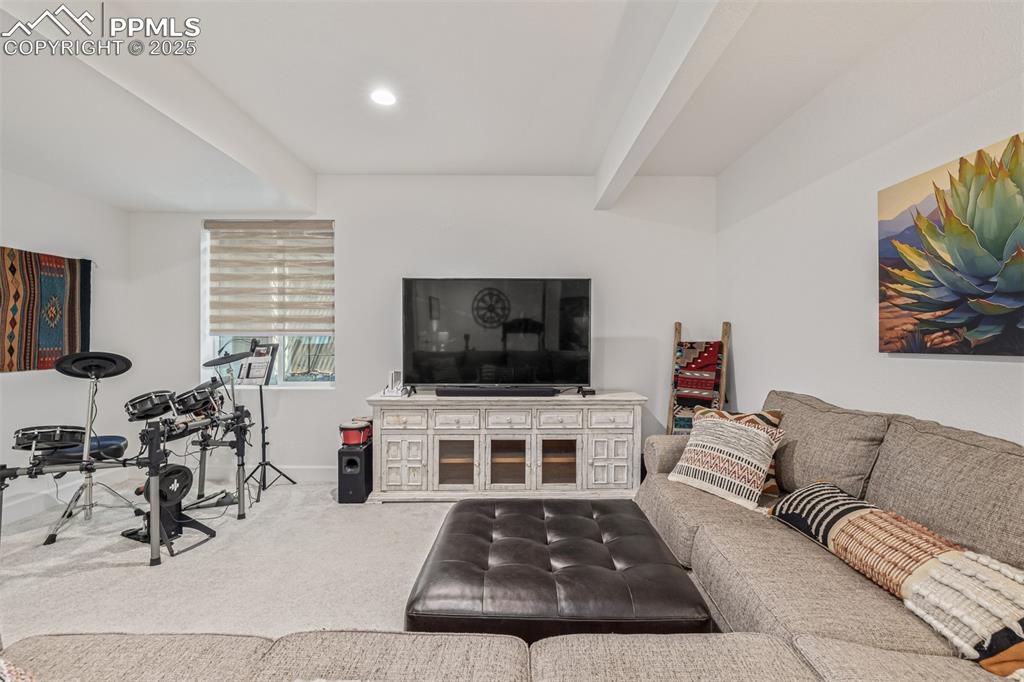 Image 33 of 50: Living Room