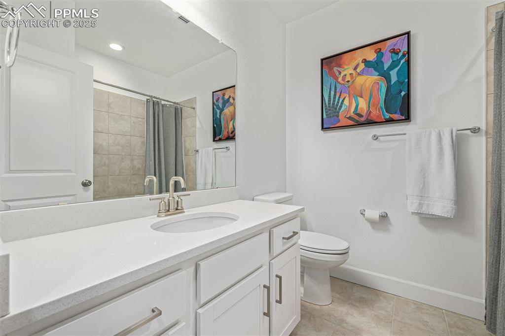 Image 35 of 50: Bathroom