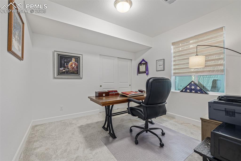 Image 36 of 50: Office