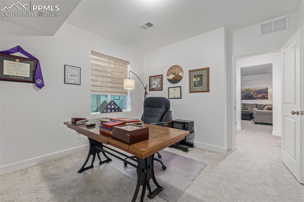 Image 37 of 50: Office